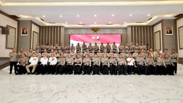 Kapolda Jawa Timur Irjen Pol Nico Afinta dan PJU Polda Jatim bersama 12 Kapolres berfoto bersama sesaat setelah pelantikan, Selasa (12/07/2022). (Istimewa)