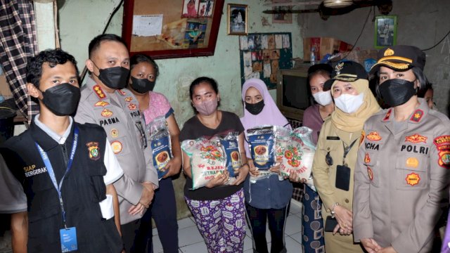 Kombes pol Pasma Royce pimpin pembagian daging kurban siap saji secara door to door kepada masyarakat. (Foto:ist)