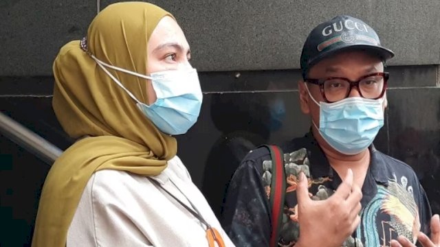 Uya Kuya dan Astrid di Polda Metro Jaya setelah selesai pemeriksaan. (Foto:ist)