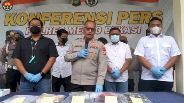 Kombes pol Gidion pimpin press confrence pelaku penyiraman air keras yang buron selama 1 bulan. (Foto:ist)