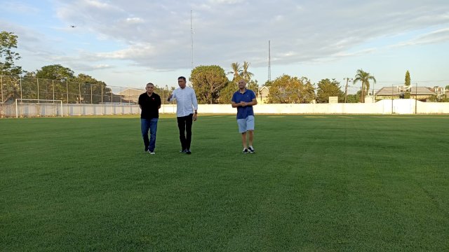 Bupati Gowa Adnan Purichta Ichsan (tengah) bersama CEO PSM Makassar Munafri Arifuddin (kiri) dan Pelatih PSM Makassar Bernardo Tavares (kanan) usai melihat langsung kondisi Stadion Kalegowa di Jalan Poros Pallangga, Selasa (12/07/2022). (Foto: Chaerani/Republiknews.co.id)