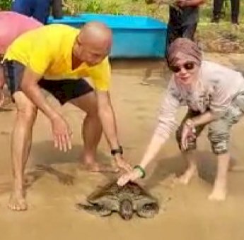 Jaga Keseimbangan Alam, Kepala Kejati DKI Jakarta Lepas Puluhan Burung dan Penyu