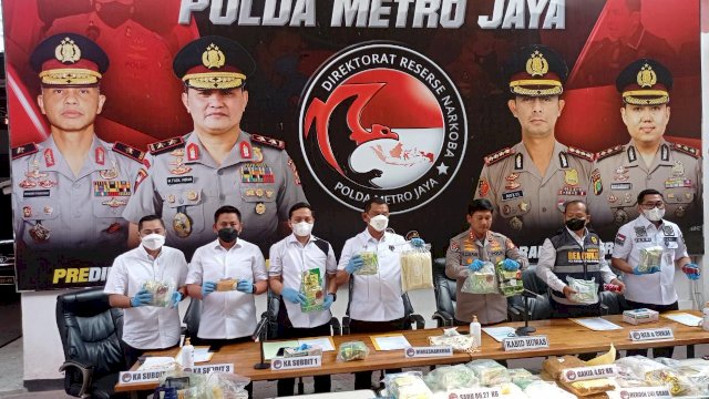 Kabid Humas Polda Metro Jaya Kombes Pol Endra Zulpan, memimpin Press Conference peredaran Narkoba, Selasa (12/07/2022). (Foto: Wahyu Widodo/Republiknews.co.id)