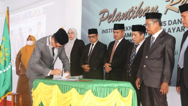 Prof Akbar Silo saat melantik Wakil Rektor dan Sejumlah Pejabat Lingkup ITSB Muhammadiyah Selayar setelah dirinya dilantik menjadi Rektor Pertama ITSBM Selayar, Selasa (12/07/2022). (Istimewa)