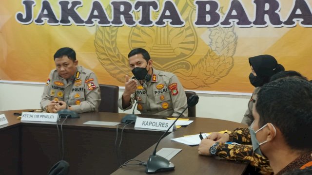 Ketua Tim Peneliti Kombes Pol Frans Tjahjono, mendengarkan paparan dari Wakapolres Jakarta Barat AKBP Bismo Teguh Prakoso. (Istimewa)