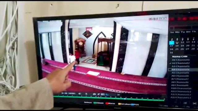 10 orang Remaja Masjid Silaturrahim Mangasa di Kabupaten Gowa, terekam cctv mengambil uang isi kotak amal Masjid hasil lebaran Idul Adha 1443 Hijriah. (Istimewa)