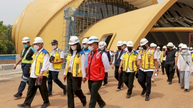 Menteri PUPR Basuki Hadimuldjono dan jajarannya, saat mengunjungi TMII. (Istimewa)