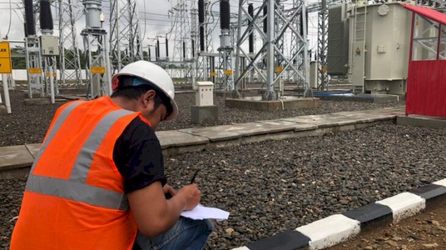 Petugas PT PLN UIP Sulawesi pantau lingkungan sekitar PIK Pulau Buton. (Dok. Humas PLN UIP Sulawesi)