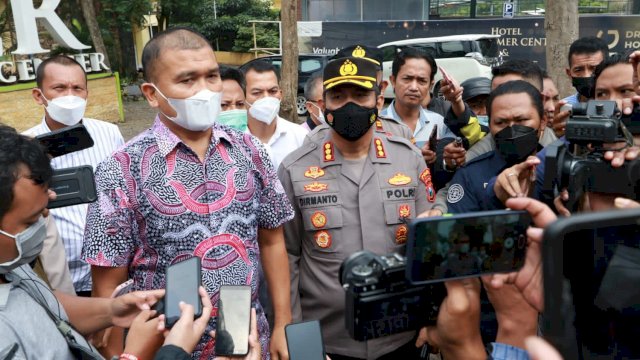 Dirreskrimum Polda Jatim Kombes Pol Totok Suharyanto dan Kabid Humas Polda Jatim Kombes Pol Dirmanto, memberikan keterangan pers terkait sekolah SPI. (Istimewa)