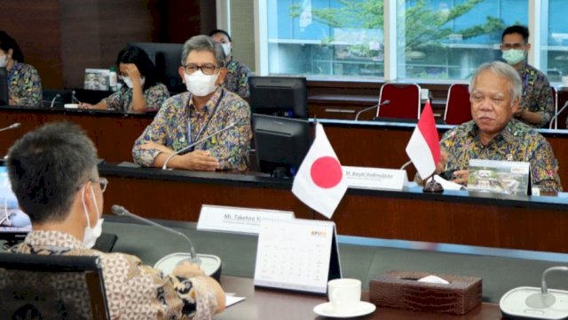 Menteri PUPR Basuki Hadimuljono bersama perwakilan JICA di Kantor Kementrian PUPR. (Istimewa)