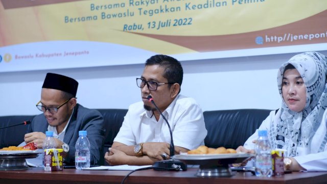 Ketua Bawaslu Jeneponto Saiful bersama kordiv PHL Hamka Lau dan Kordiv SDM Sampara Halik dan Sekretaris Bawaslu Jeneponto. (Istimewa)