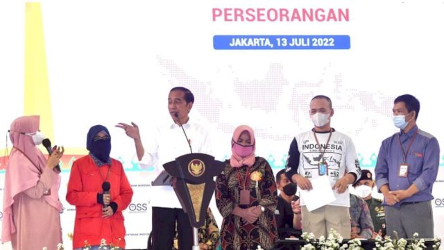 Presiden Joko Widodo menyampaikan sambutannya dalam acara Pemberian NIB Pelaku Usaha Mikro Kecil (UMK) Perseorangan Tahun 2022 di Gedung Olahraga Nanggala Kopassus, Jakarta, Rabu (13/07/2022). (Istimewa)