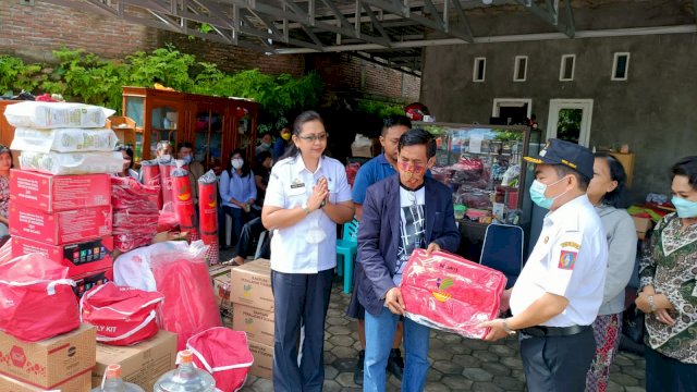 Penyaluran bantuan untuk korban kebakaran di Kabupaten Tana Toraja, Rabu (13/07/2022). (Istimewa)