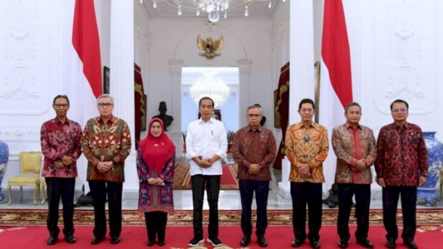 Presiden Joko Widodo foto bersama Dewan Komisioner Otoritas Jasa Keuangan (OJK) periode 2017-2022 di Istana Merdeka, Jakarta, Rabu (13/07/2022). (Ist)