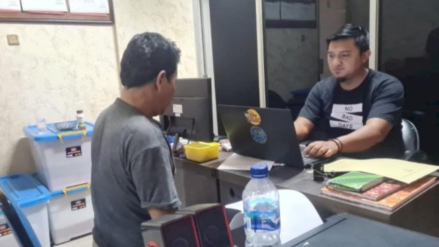 NT warga Lebak yang mengaku Dewa Matahari saat dilakukan pemeriksaan di Polres Lebak. (Istimewa)