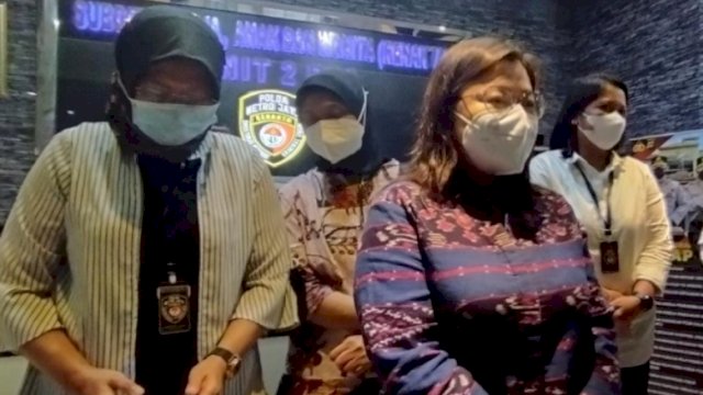 Ketua Komnas Perempuan Andy Yentriyani saat di Polda Metro Jaya. (Ist)