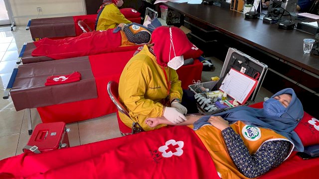 BPJS Kesehatan Makassar saat menggelar donor darah di Kantor BPJS Kesehatan Makassar, kemarin. (Humas BPJS Kesehatan Makassar)