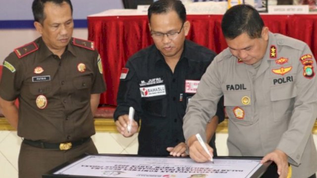 Penandatanganan komitmen bersama dalam penanganan pelanggaran pemilu 2024. (Ist)