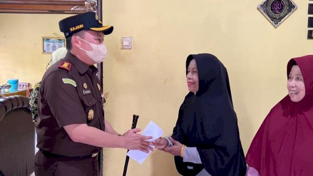 Kajari Sinjai, Zulkarnaen, saat melakukan Anjangsana ke salah seorang purna pegawai Kejaksaan bernama Nuraidah. (Istimewa)