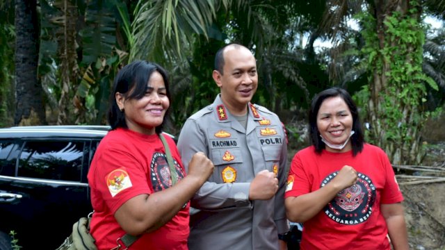 Kapolda Jambi Irjen Pol Albertus Rachmad Wibowo, bersama keluarga Brigadie J. (Istimewa)
