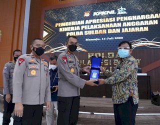 Polda Sulbar Raih Penghargaan Pengelolaan Keuangan Terbaik di 6 Satker