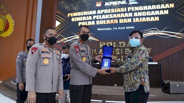 Didampingi Wakapolda, Kapolda Sulbar Irjen Pol Verdianto Iskandar Biticaca Menerima Secara Langsung Penghargaan Pengelolaan Keuangan dari Kanwil Ditjen Perbendaharaan Provinsi Sulbar. (Istimewa)