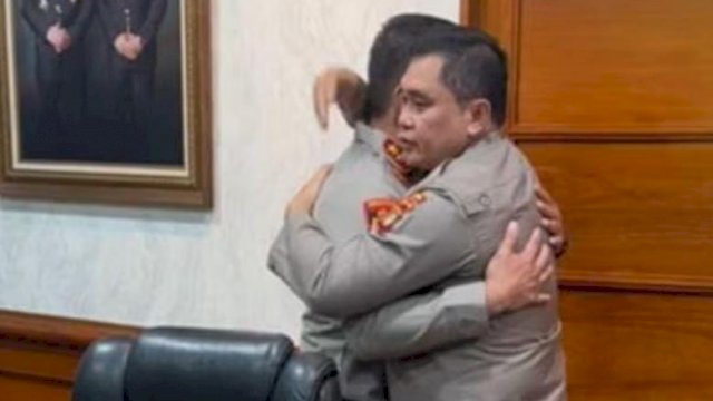 Tangkapal Layar Video Kapolda Metro Jaya Irjen Pol Fadil Imran berpelukan dengan Kepala Divisi Propam Polri Irjen Pol Ferdy Sambo. (Istimewa)