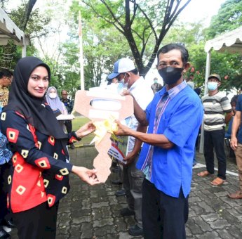 115 Poktan Dapat Bantuan Alsintan Dari Pemda Lutra, Bupati Indah: Jangan Hanya Dipakai Tapi Rawat Dengan Baik