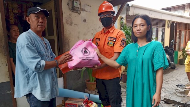 Petugas BPBD Sulsel menyalurkan bantuan Logistik untuk korban kebakaran di Jalan Cenderawasih Kota Makassar. (Istimewa)