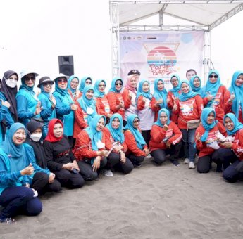 Bersama Dinas Kelautan dan Perikanan, PKK Sulsel Bersihkan Pantai Beba Takalar