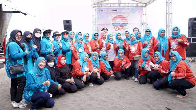 Kegiatan bersih-bersih pantai di Takalar oleh PKK Sulsel bersama Dinas Kelautan dan Perikanan Sulsel. (Istimewa)