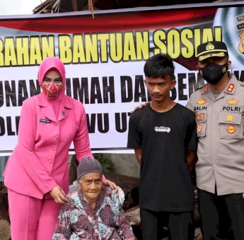 Didampingi Istri, Kapolres Luwu Utara AKBP Galih Beri Hadiah Rumah Untuk Nenek Tenri
