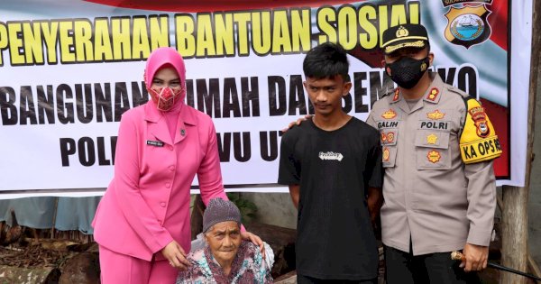 Didampingi Istri, Kapolres Luwu Utara AKBP Galih Beri Hadiah Rumah Untuk Nenek Tenri