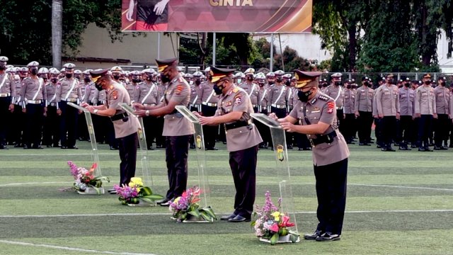 Penandatangan Serah Terima Jabarab Dirlantas dan Kabid Dokkes Polda Metro Jaya. (Foto: Wahyu Widodo/Republiknews.co.id)