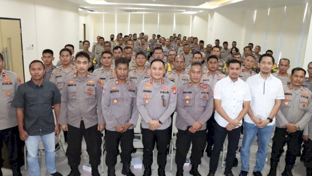 Kapolres Jakbar Kombes Pol Pasma Royce dan jajaran berfoto bersama usai pembekalan anggota Bhabinkamtibmas. (Istimewa)