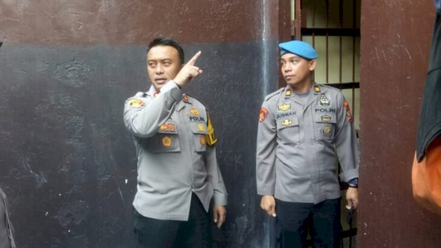 Kapolres Luwu Utara, AKBP Galih Indragiri saat melakukan sidak di ruang tahanan Polres Luwu Utara, Kamis (14/07/2022). (Ist)