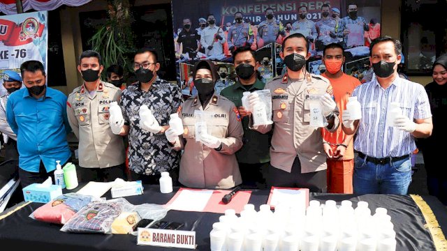 Barang bukti puluhan ribu pil Koplo dikemas dalam plastik putih yang digagalkan jajaran Polresta Malang, dihadirkan saat press confrence, Jumat (15/07/2022). (Ist)