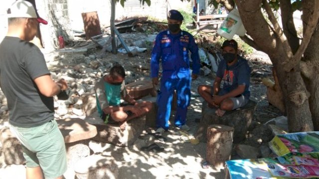 Personel Ditpolairud Polda NTT yang dipimpin oleh Bripka Marselus Moruck, dengan menggunakan KO. SEMAU XXII-3012, menyambangi masyarakat Laipori Kabupaten Sumba Timur untuk memberikan himbauan agar menjaga ekosistem biota laut, Minggu (10/07/2022). (Istimewa)
