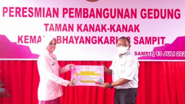 HSES Manager PT Rimba Makmur Utama (RMU), Wimpi Aries Zona, menyerahkan bantuan secara simbolis kepada Pengurus TK Bhayangkari 18 Sampit, Rabu (13/07/2022). (Istimewa)