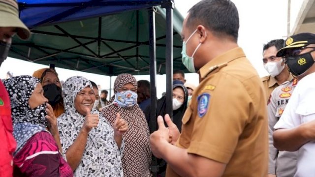 Gubernur Sulsel Andi Sudirman Sulaiman, saat menemui warga. (Istimewa)