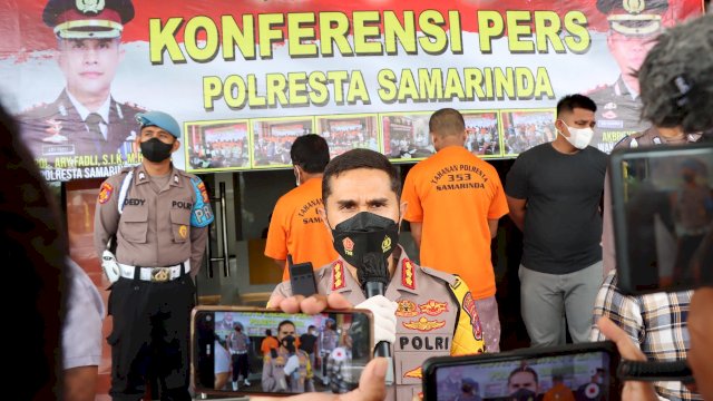Kapolresta Samarinda Kombes Pol Ary Fadli, saat memimpin Press Release hasil pengungkapan Sabu 514 Gram Asal Nunukan. (Istimewa)