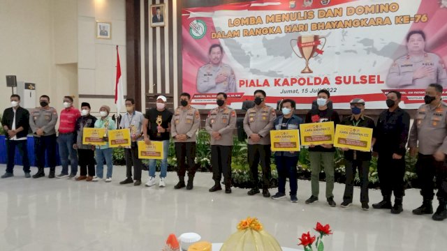 Kapolda Sulsel Irjen Pol Nana Sudjana, berfoto bersama para pemenang lomba Karya Tullis dan lomba Domino. (Istimewa)