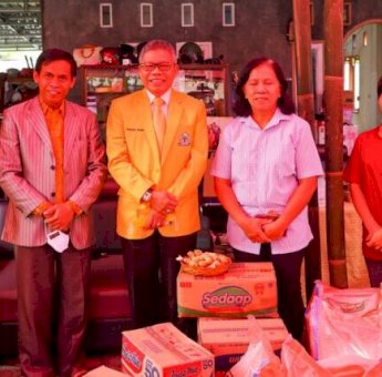 Berkunjung ke Toraja, Taufan Pawe Bantu Korban Kebakaran dan Sapa Warga Pasar Sentral Makale