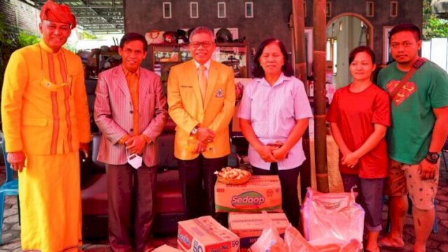 Taufan Pawe (TP) mengunjungi korban kebakaran di Garonggong, Kelurahan To' Semba, Kecamatan Makale, Sabtu (16/07/2022).