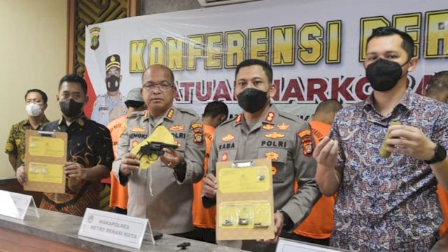 Jajaran Polres Metro Bekasi memperlihatkan barang bukti senjata api rakitan yang digunakan tersangka pengedar sabu. (Istimewa)