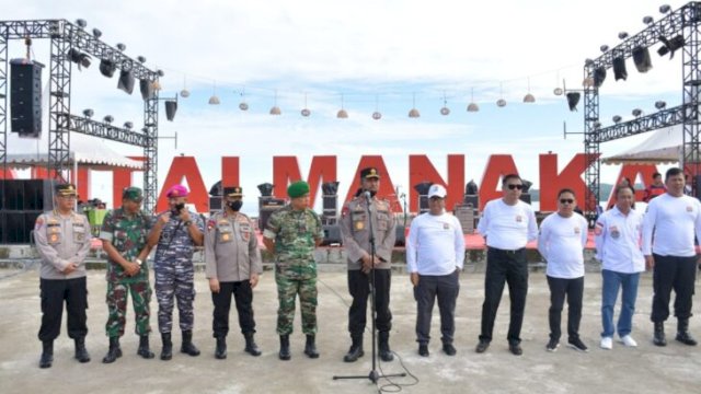 Kapolda dan Pj Gubernur Sulbar lepas ratusan rombongan motor Trail di Pantai Manakara. (Istimewa)