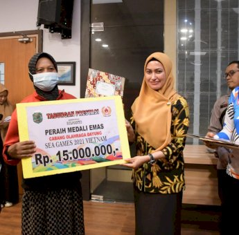 13 Atlet Luwu Utara Terima Tabungan Berprestasi Dari Bupati Indah