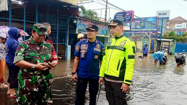Kapolres Metro Tangerang Kota Kombes pol Zain Dwi Nugroho, bersama jajaran terkait di lokasi titik banjir. (Istimewa)