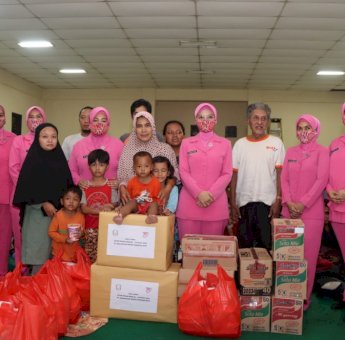Peduli Pengungsi Banjir, Bhayangkari Polres Metro Tangerang Kota Salurkan Bantuan
