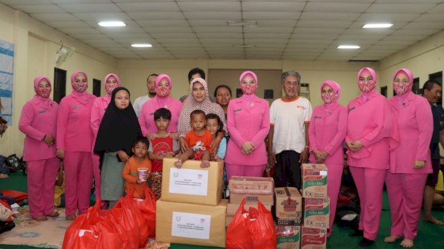 Bantuan bagi korban banjir di Ciledug diserahkan Ketua Bhayangkari Wanda Zain Dwi Nugroho beserta jajaran Polres Metro Tangerang Kota, Sabtu (16/07/2022). (Istimewa)